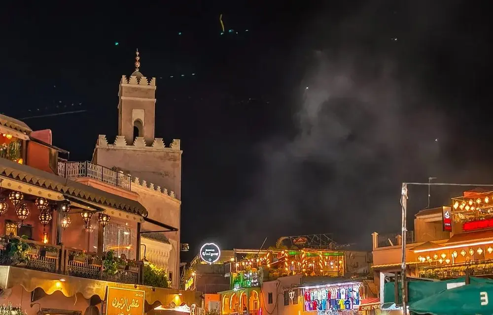 Caravana de camellos en las dunas de Merzouga